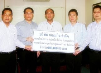 From left: Chaiyuth Utarakam, GM of Kameo House, Sathawuth Sermprasert GM Cape Racha Hotel, Mayor Chatchai Timkrajang, Sompong Sophonwongsakorn, GM of Kantary Bay Hotel, and Sethapong Watthanakul GM of Karavel House, hold the cheque for 100,000 baht as they pose for a group photo.